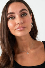 Verižica s križem v srebrni barvi - HeyGirl.si