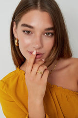 Prstan v zlati barvi - linije in krogci