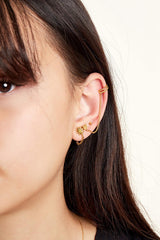 Srebrni uhani v obliki rože.