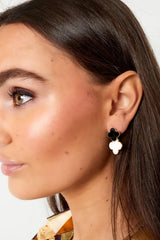 Uhani - črno beli z 2 deteljicama - HeyGirl.si