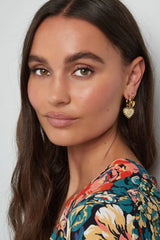 Okrogli uhani z visečimi srčki - zlata barva