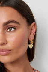 Okrogli uhani z visečimi srčki - zlata barva