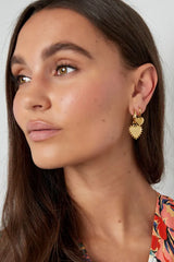 Okrogli uhani z visečimi srčki - zlata barva