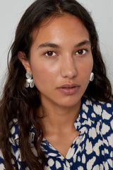 Uhani v obliki rožic z biseri - v zlati barvi