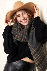 Temno siv šal z barvnimi črtami