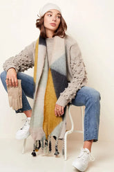 Šal - rumene barve z abstraktnim vzorcem.