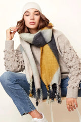 Šal - rumene barve z abstraktnim vzorcem.