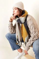 Šal - rumene barve z abstraktnim vzorcem.