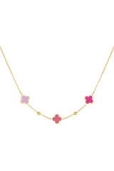 Verižica v zlati barvi s 3 pink deteljicami. - HeyGirl.si