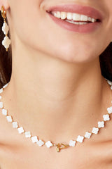 Verižica z deteljicami iz morske školjke - HeyGirl.si