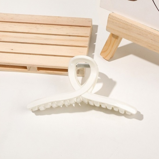 Sponka za lase - pastelno bela - HeyGirl.si