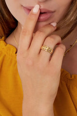 Prstan v zlati barvi - linije in krogci